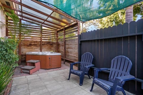 Cozy, home with hottub and patio House in Mission Bay