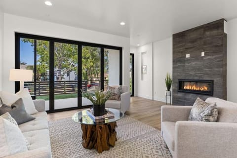 Modern, Spacious, home w rooftop view House in Mission Bay