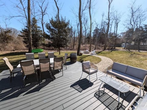 Patio, Day, Natural landscape, Seating area, Dining area, Garden view