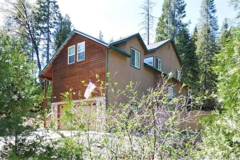 Spacious cabin with game room free WIFI & parking Casa in Shaver Lake