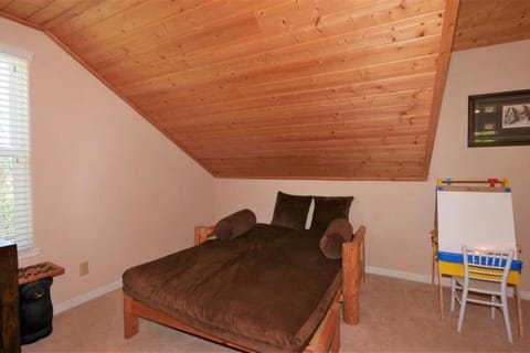 Spacious cabin with game room free WIFI & parking Casa in Shaver Lake