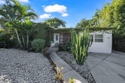 Renovated Gem: Prime Spotless Ideal House in Miami Shores
