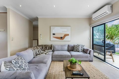 Modern 2BR Abode - Near Eastern Auckland Beaches Condo in Auckland