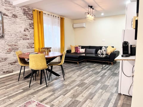 Coffee/tea facilities, Kitchen or kitchenette, Living room, Seating area, Dining area, microwave, air conditioner