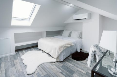 Bed, Decorative detail, Seating area