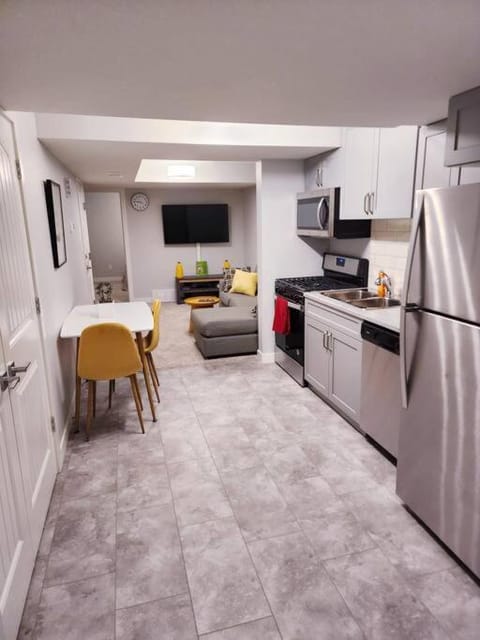 Deluxe 2 bedroom suite with*Netflix/Cable/Prime House in Edmonton