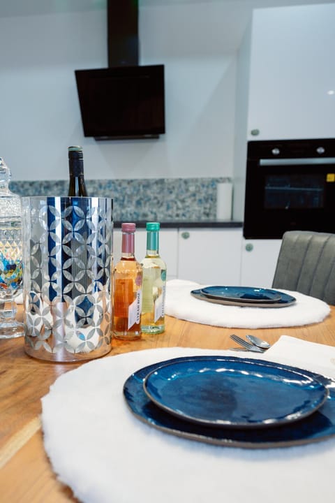 Kitchen or kitchenette, Dining area, oven, stove