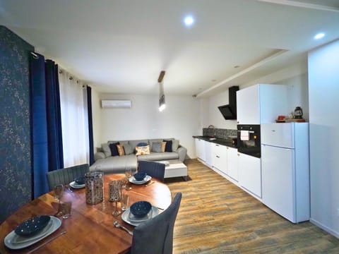 Kitchen or kitchenette, Living room, Decorative detail, Seating area, Dining area, oven, stove, air conditioner