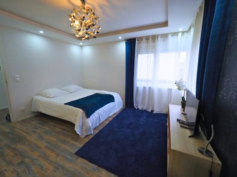 Bed, TV and multimedia, Decorative detail, Seating area, towels