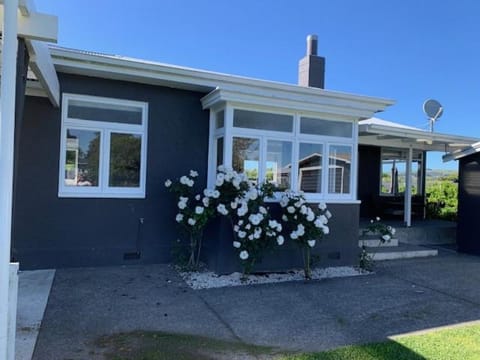 Walnut House (whole 5 bedroom house) Condo in Havelock North
