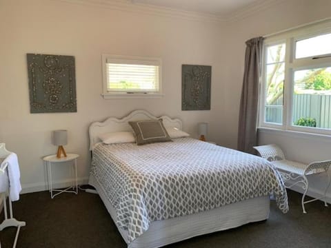 Walnut House (whole 5 bedroom house) Copropriété in Havelock North