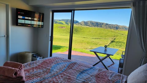 Bed, Natural landscape, TV and multimedia, View (from property/room), Balcony/Terrace, Bedroom, Mountain view