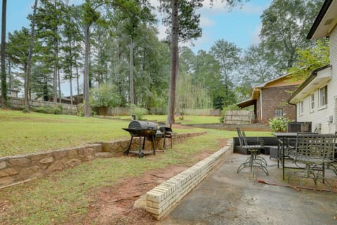 Quiet Decatur Home with Patio 13 Mi to Dtwn Atlanta! Casa in Panthersville