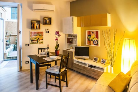 Day, Living room, Dining area