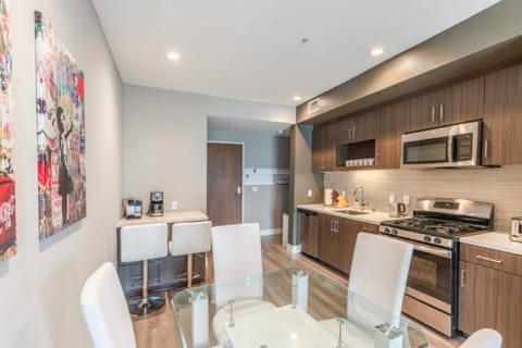 Kitchen or kitchenette, Seating area, Dining area, minibar, pet friendly, stove