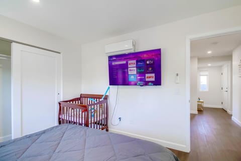 Bed, TV and multimedia, Photo of the whole room, Bedroom, cot