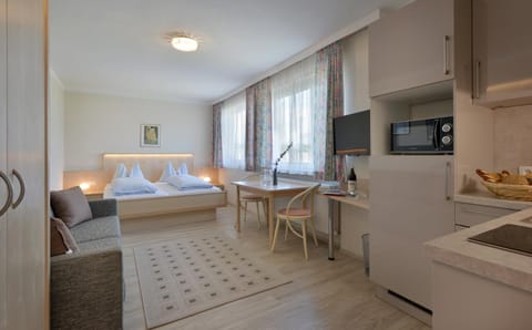 Day, Seating area, Dining area, Bedroom