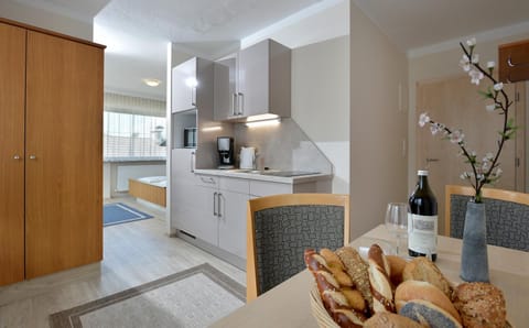 Day, Kitchen or kitchenette, Seating area, Dining area