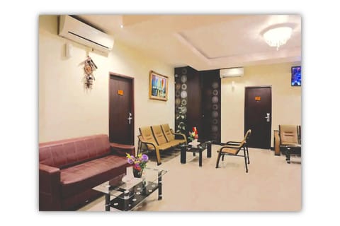 TV and multimedia, Living room, Lobby or reception, Seating area, air conditioner