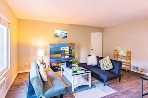 Entire Modern 2-Bedroom Condo with 3 Queen Bed, Free Parking, Pool Copropriété in Mira Mesa
