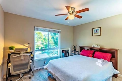 Entire Modern 2-Bedroom Condo with 3 Queen Bed, Free Parking, Pool Condo in Mira Mesa