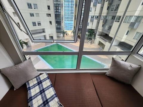 BGC Rustic-Themed Loft w/ Pool View 200MBPS Eigentumswohnung in Makati