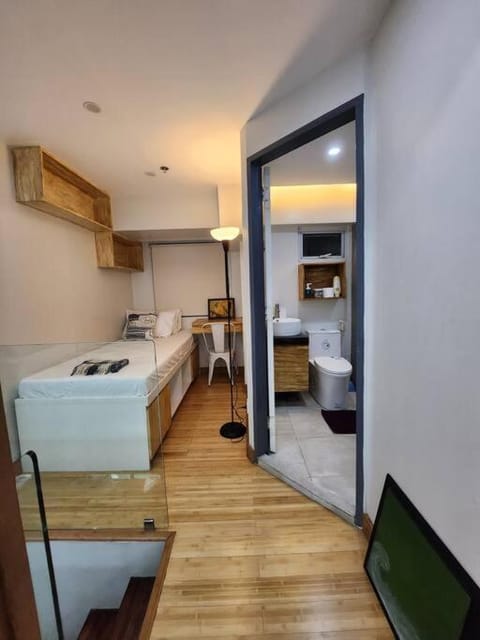 BGC Rustic-Themed Loft w/ Pool View 200MBPS Condo in Makati