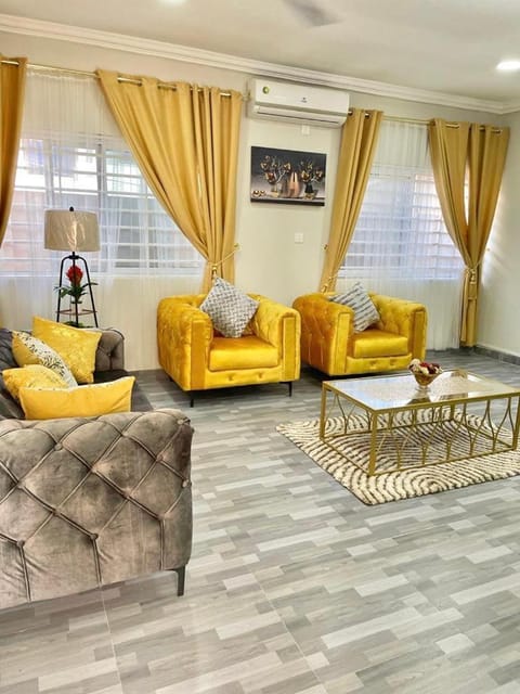 Luxury 3 Bed Home in Central Accra with Roof Terrace and FREE WiFi Condo in Accra