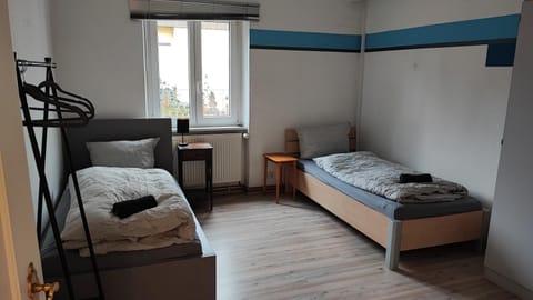 Monteurwohnung bis 6 Personen mit 4 gratis Parklätzen und Grill und WLAN 3x Schlafzimmer Condominio in Veitshöchheim