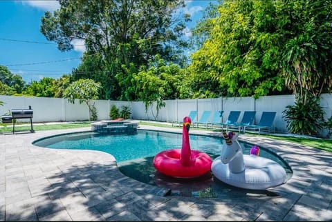 Heated pool & jetted spa -- mins to beach Villa in Largo