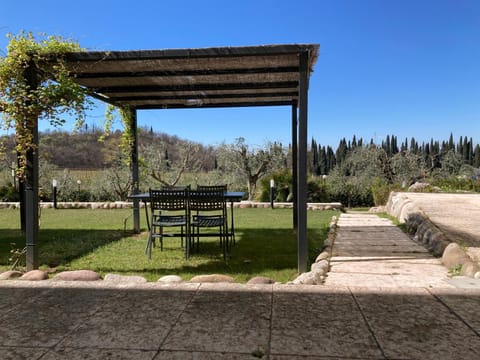 Day, Natural landscape, Garden, Dining area, Garden view