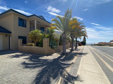 Sunny Ocean View Retreat Urlaubsunterkunft in Perth