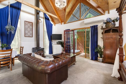 Bluebell Cottage Gembrook - Heated Spa & Wood Fireplace Chalet in Gembrook