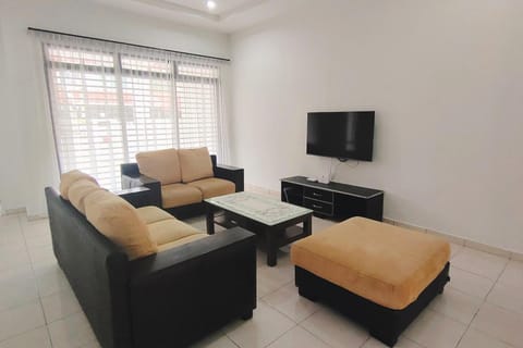 Communal lounge/ TV room, TV and multimedia, Living room, Seating area, Evening entertainment