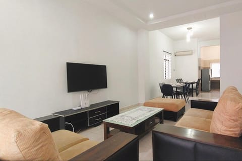 Communal lounge/ TV room, TV and multimedia, Living room, Seating area, Dining area, Evening entertainment, air conditioner