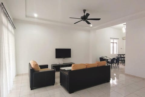 Communal lounge/ TV room, TV and multimedia, Living room, Seating area, Evening entertainment