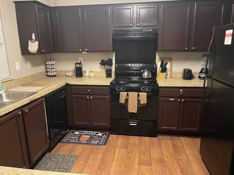 Coffee/tea facilities, Kitchen or kitchenette, dishwasher, stove, toaster