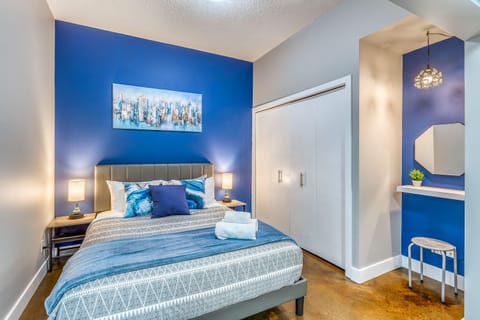 Cozy 2BR Condo with King Bed and City Views Copropriété in Calgary