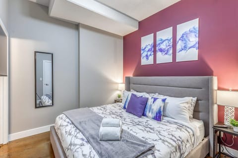 Cozy 2BR Condo with King Bed and City Views Eigentumswohnung in Calgary