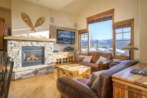 Natural landscape, TV and multimedia, Living room, Seating area, Evening entertainment, Mountain view, flat iron