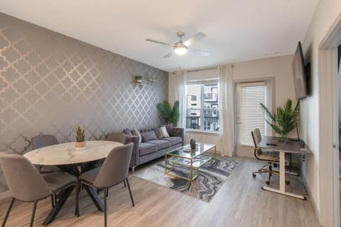 Downtown Luxury Oasis: King Bed, Gym, Parking Condo in Chelsea