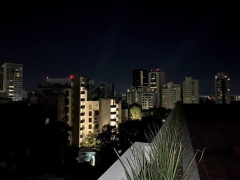 King bed Skyline balcony suite / Limpieza diaria Condo in Guadalajara