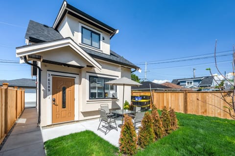 Three bedrooms brand new laneway house near public transit Chalet in Vancouver