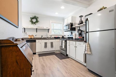 Kitchen or kitchenette, dishwasher, minibar, pet friendly, stove, toaster