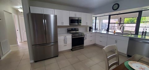 Kitchen or kitchenette, Dining area, dishwasher, minibar, pet friendly, stove