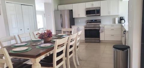 Kitchen or kitchenette, Dining area, dishwasher, minibar, pet friendly, stove