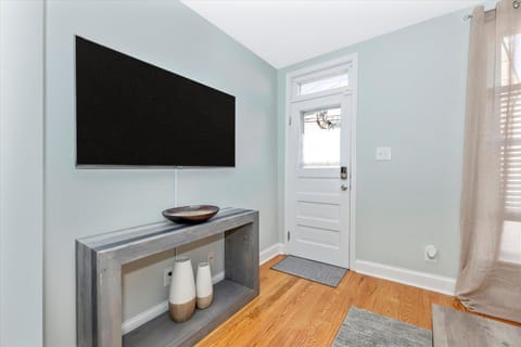 Cozy & Inviting Townhome House in Frederick