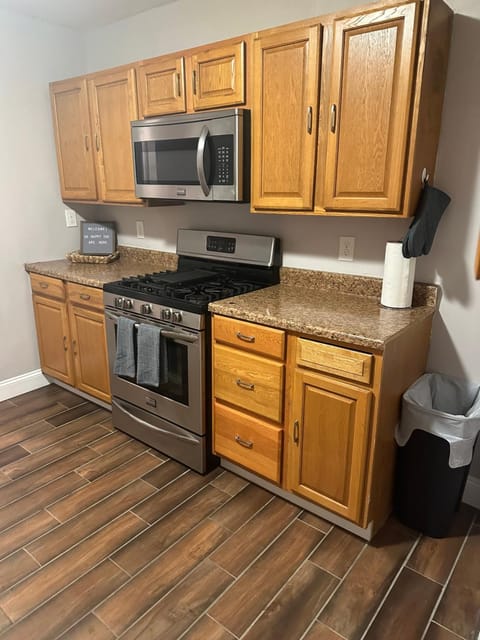 Kitchen or kitchenette, minibar, stove