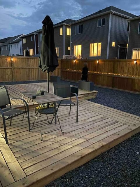 Private & Peaceful Retreat Close To Premium Outlet Condominio in Airdrie