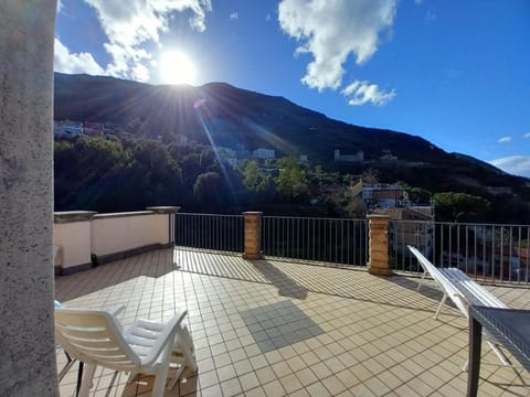 Sunset Shores Oasis - Gulfview Haven Rooms with a View, strategic for Pompeii, Amalfi, Capri, and on the Road to Sorrento- progetto sociale Artigiani della preziosità Hostel in Castellammare di Stabia